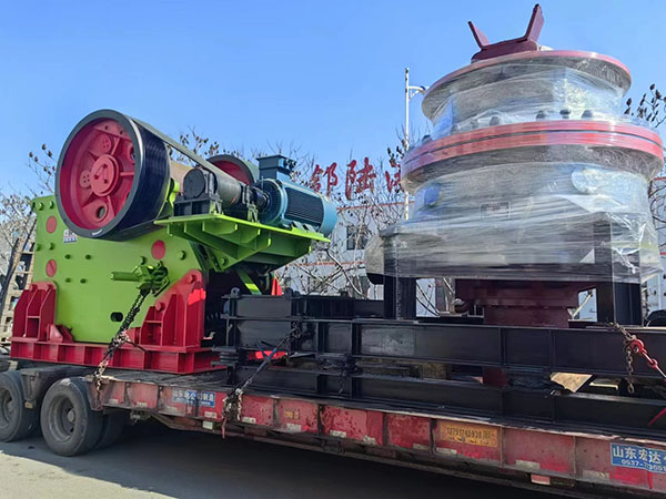 圓錐機(jī)破碎機(jī)發(fā)貨現(xiàn)場.jpg 圓錐機(jī)破碎機(jī)發(fā)貨現(xiàn)場.jpg